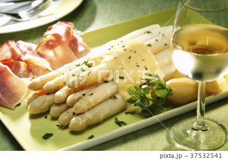 White asparagus with hollandaise sauce, potatoes and ham White asparagus with hollandaise sauce, potatoes and ham 37532541