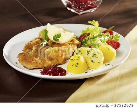 Wiener Schnitzel (breaded veal escalope), parsley potatoes & cranberries Wiener Schnitzel (breaded veal escalope), parsley potatoes & cranberries 37532678