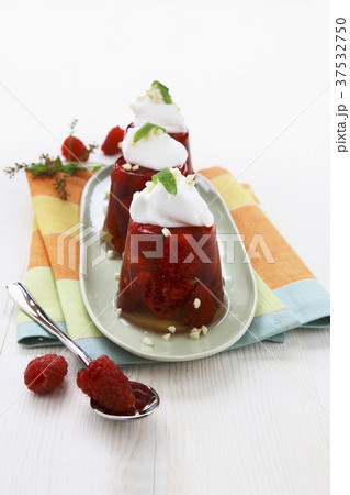Aspic ai lamponi (Raspberry jelly with whipped cream, Italy) 37532750