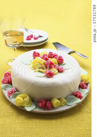 Torta sabbiosa con marzapane (Cake with marzipan decorations) 37532789