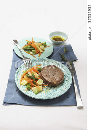 Beef fillet with spring salad 37532952
