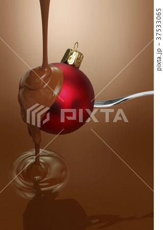 Pouring melted chocolate over Christmas bauble 37533065