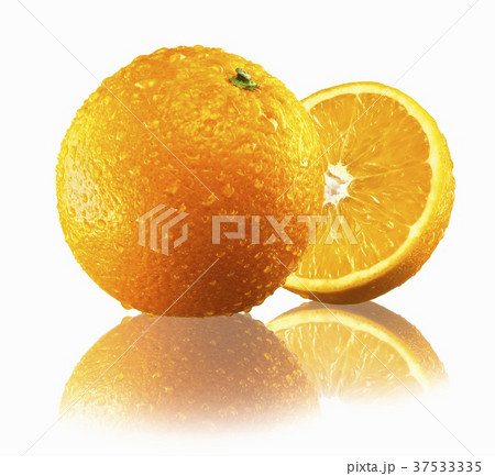 Whole orange and half an orange 37533335