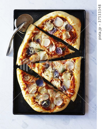 Potato pizza, cut into pieces (overhead view) Potato pizza, cut into pieces (overhead view) 37533348