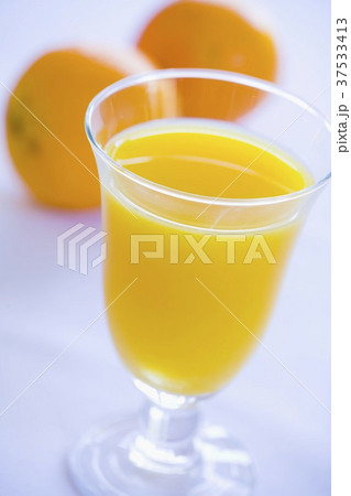 A glass of orange juice 37533413