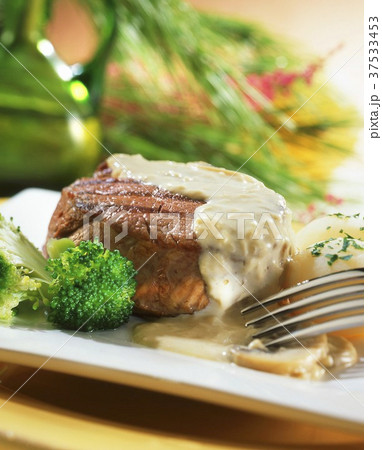 Entrecôte steak with mushroom sauce Entrecôte steak with mushroom sauce 37533453