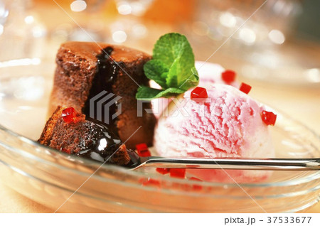 Chocolate pudding with strawberry ice cream 37533677