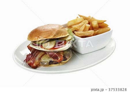 Cheeseburger with bacon and chips 37533828