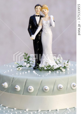 Wedding cake with bride and groom cake toppers 37533955