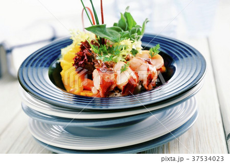 Salad leaves with lobster tail and mango Salad leaves with lobster tail and mango 37534023
