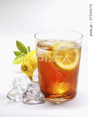 Glass of iced tea with lemon and ice cubes Glass of iced tea with lemon and ice cubes 37534173