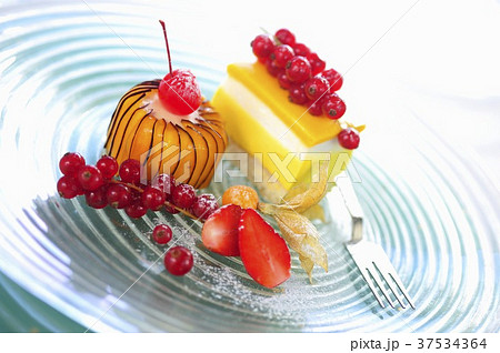 Marshmallow with mango and coconut dacquoise 37534364