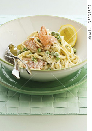 Linguine with smoked salmon and peas Linguine with smoked salmon and peas 37534379