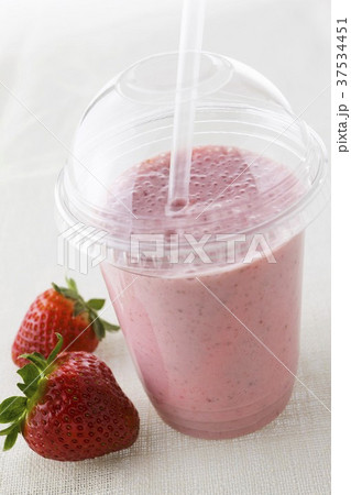 Strawberry shake in plastic take-away container, fresh strawberries Strawberry shake in plastic take-away container, fresh strawberries 37534451