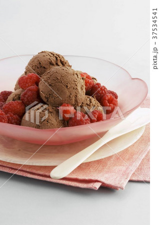 Chocolate ice cream with raspberries 37534541