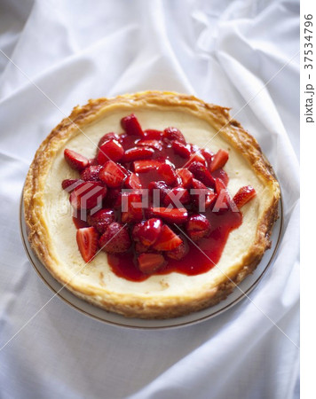 Strawberry cheesecake 37534796