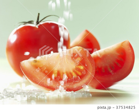 Sprinkling tomatoes with salt Sprinkling tomatoes with salt 37534825