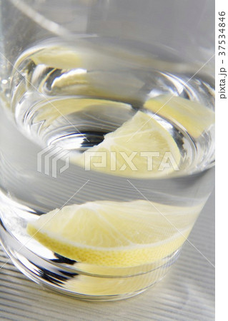 Glass of water with slice of lemon (close-up) 37534846