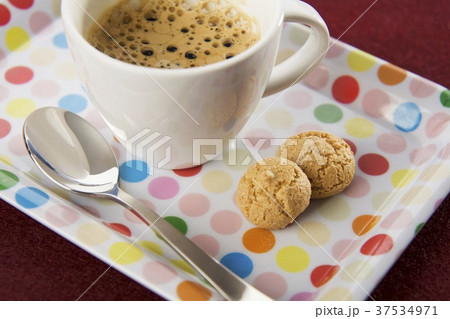 Espresso and amaretti on spotted tray 37534971