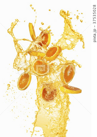 Orange slices and a splash of orange juice 37535028