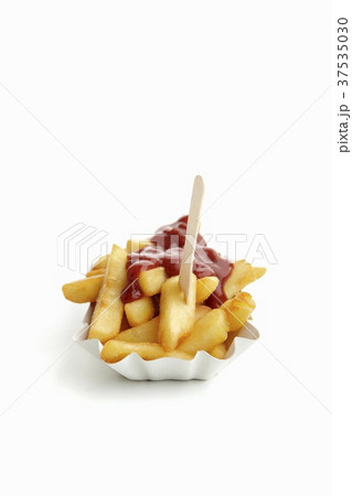 Chips and ketchup on a takeaway paper plate 37535030