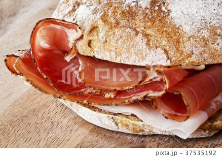 A ham roll 37535192