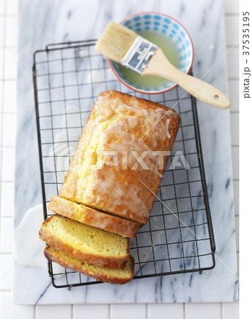 Lemon and yoghurt bread on a wire rack 37535195