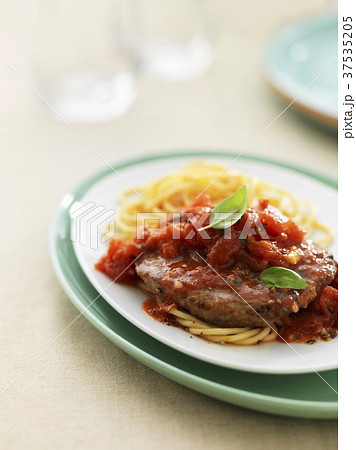 Beefsteak alla pizzaiola with tomatoes and spaghetti Beefsteak alla pizzaiola with tomatoes and spaghetti 37535205