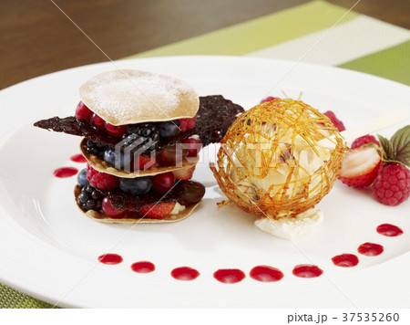 Fresh berries with caramel and almond ice cream 37535260