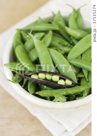 Pea pods 37535274