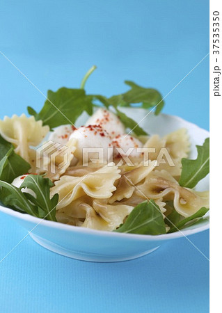 A pasta salad with rocket and mozzarella 37535350
