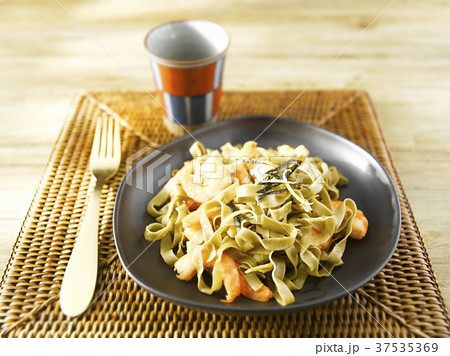 Matcha tea tagliatelle with prawns and lemon Matcha tea tagliatelle with prawns and lemon 37535369