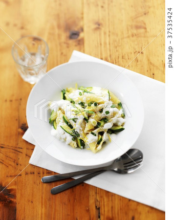 Shell pasta with courgettes 37535424