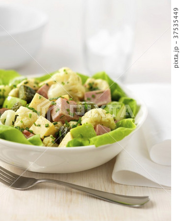 Cauliflower salad with ham and Gelber 37535449