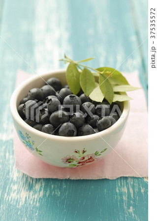Blueberries and leaves in a bowl 37535572