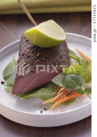 Beef fillet with pepper and lime 37535621
