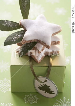 Cinnamon stars to give as a gift 37535636