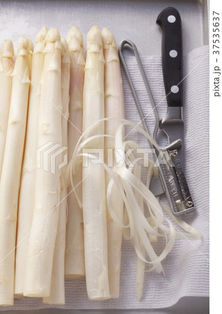 White asparagus with a peeler 37535637