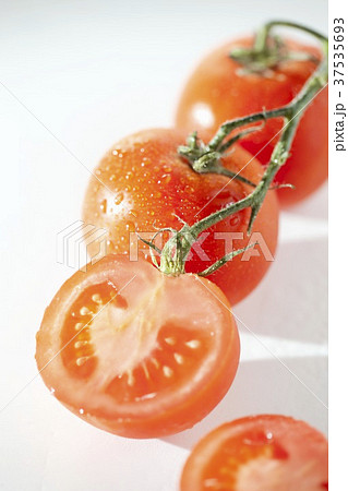 Organic Vine Ripened Tomatoes with Vine; One Halved 37535693
