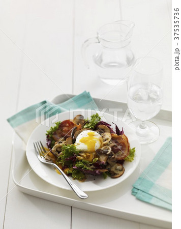 Mixed leaf salad with poached egg, mushrooms and pancetta 37535736