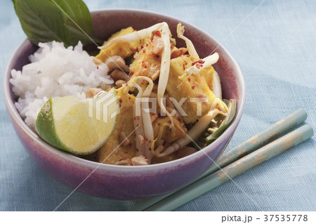 Fried tofu with bean sprouts, rice and lime (Asia) 37535778