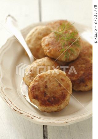 Pork and chicken burgers 37535779