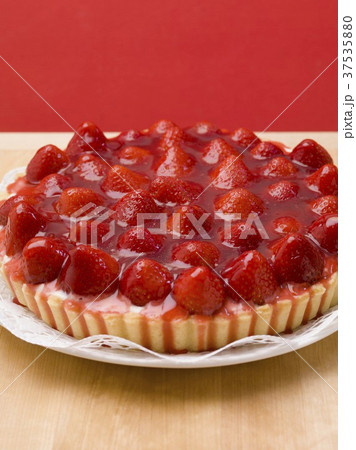 Strawberry flan 37535880
