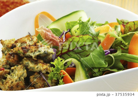 Salad with vegetables and deep-fried chicken (Thai) 37535934
