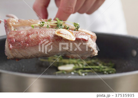 Rack of lamb with thyme and garlic 37535935