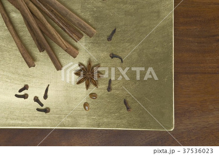 Christmas spices (cinnamon sticks, cloves and star anise) 37536023