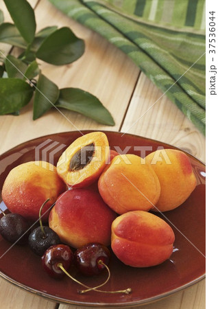 Fresh Apricots and Cherries on a Plate 37536044