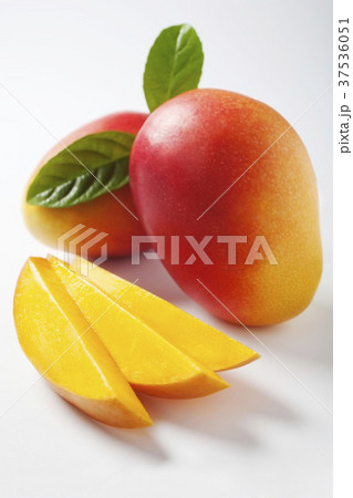 Mango slices and whole mangos 37536051