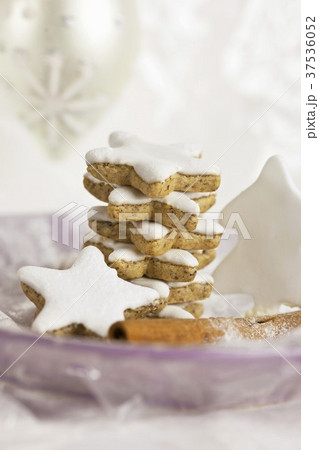 A stack of cinnamon stars on a purple plate 37536052