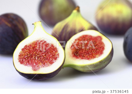Fresh figs, one halved 37536145